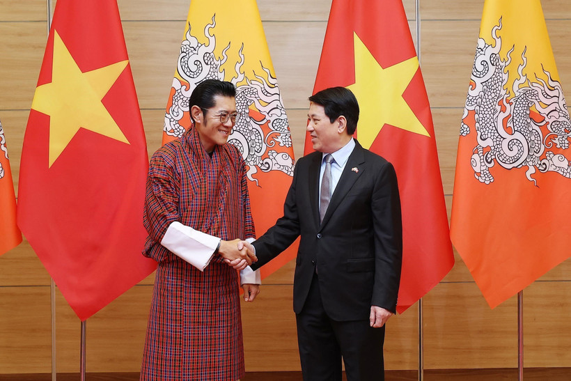 Vietnamese President Luong Cuong (right) welcomes King of Bhutan Jigme Khesar Namgyel Wangchuck at a banquet held in honour of the latter in Hanoi on August 19, 2025. (Photo: VNA)
