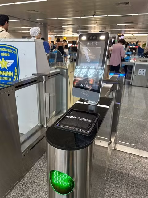 A Face ID system set up a security check-point in Da Nang International Airport. The airport is the first in Vietnam to apply completely automated service for passengers from check-in to boarding. (Photo courtesy of ACV Da Nang)