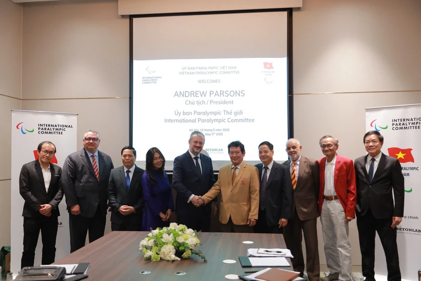 Participants in the meeting between the Vietnam Paralympic Committee and the International Paralympic Committee in Hanoi on May 15 (Photo: Vietnam Government Portal)