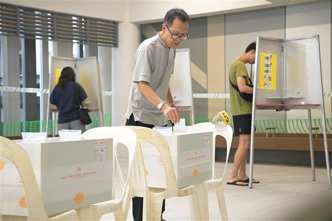 Voters cast ballots in the general election in Woodleigh, Singapore, on May 3, 2025. (Photo: Xinhua/VNA)