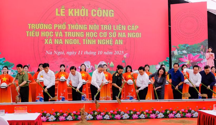 Party General Secretary To Lam (front, fourth from left) and officials mark the start of construction on the Na Ngoi Primary and Junior Secondary Boarding School in Na Ngoi commune, Nghe An province, on October 11, 2025. (Photo: VNA)