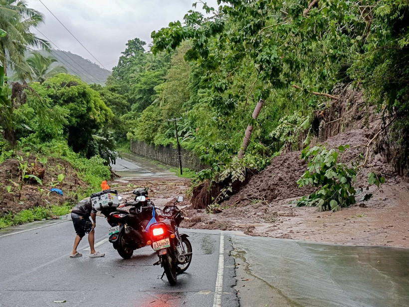 A landslide triggered by Typhoon Bualoi in Leyte province of the Philippines on September 26, 2025. (Photo: Xinhua/VNA)