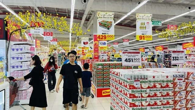 Consumers shop at a supermarket in Hanoi. (Photo: VNS/VNA)