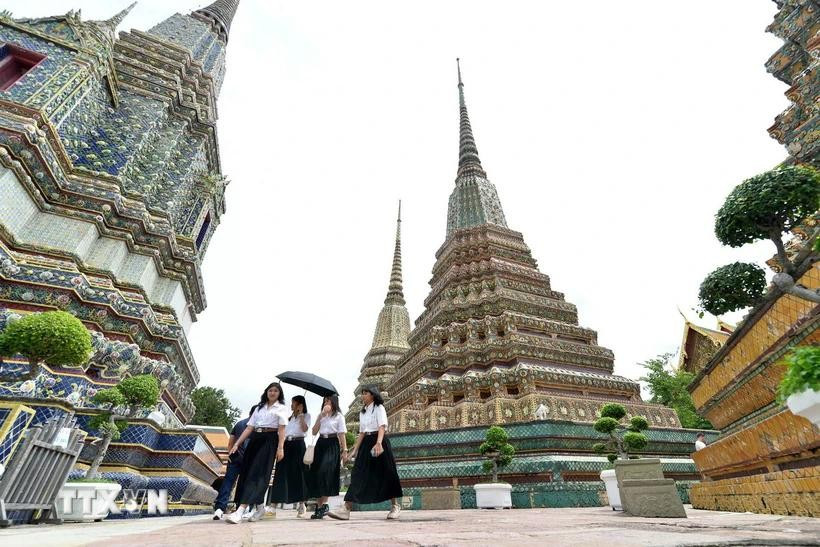Visitors to a pagoda in Bangkok, Thailand (Photo: Xunhua/VNA)