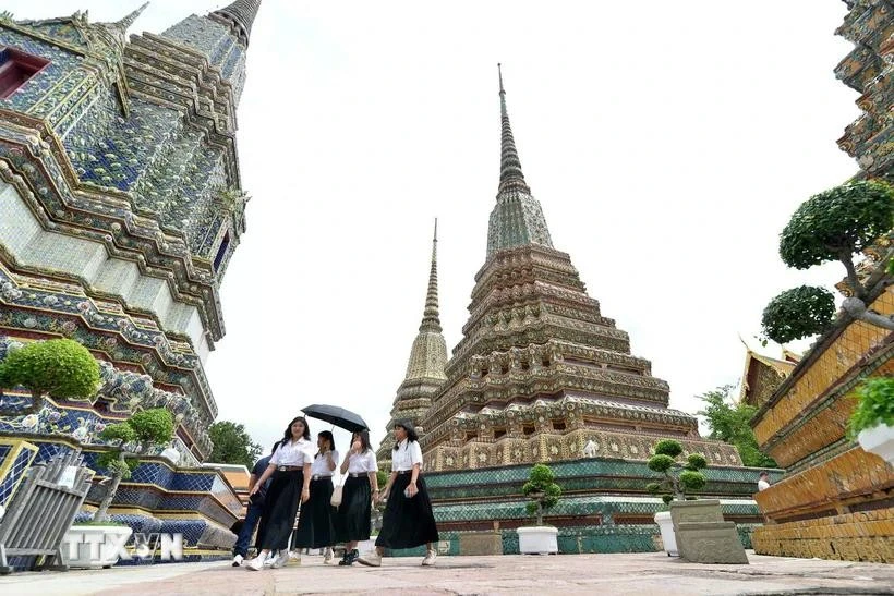 Visitors to a pagoda in Bangkok, Thailand (Photo: Xunhua/VNA)
