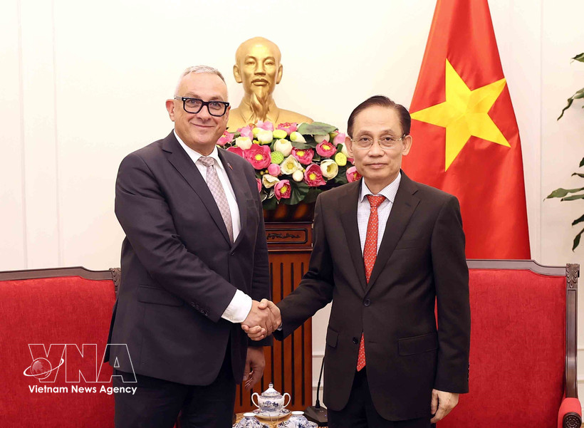 Minister of Foreign Affairs Le Hoai Trung (right) meets with European Commissioner for International Partnerships Jozef Sikela in Hanoi on March 24 (Photo: VNA)
