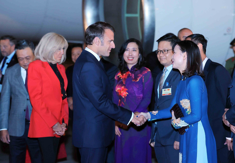 French President Emmanuel Macron and his spouse Brigitte Macron are welcomed at Noi Bai International Airport in Hanoi on May 25 evening. (Photo: VNA)