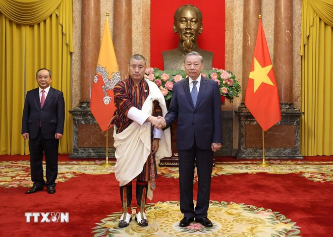 Party General Secretary and then State President To Lam (right) receives Ambassador of Bhutan to Vietnam Kinzang Dorji, who comes to present his credentials on September 17, 2024. (Photo: VNA)