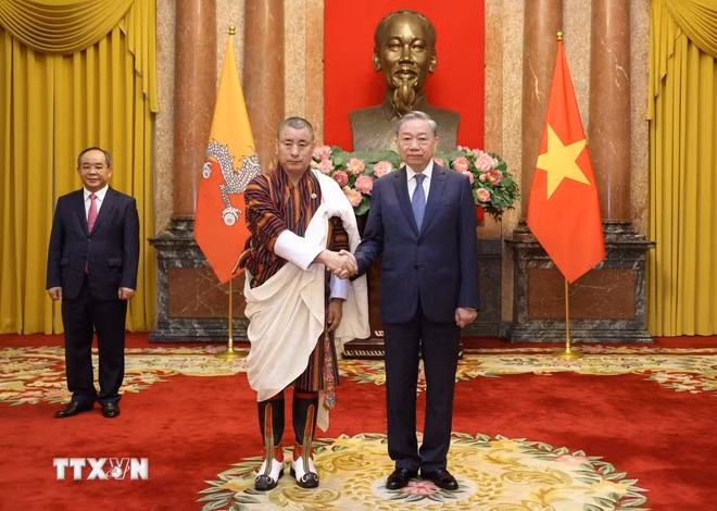 Party General Secretary and then State President To Lam (right) receives Ambassador of Bhutan to Vietnam Kinzang Dorji, who comes to present his credentials on September 17, 2024. (Photo: VNA)