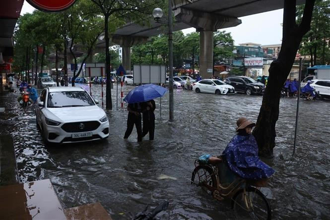 Cau Dien street in Hanoi is flooded on October 7 morning due to heavy rains overnight. (Photo: VNA)