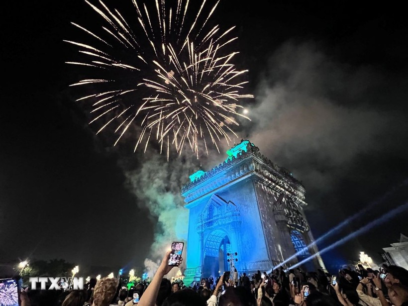 A fireworks display marking New Year 2026 in Vientiane, Laos (Photo: VNA)