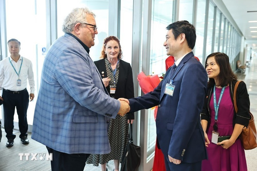Speaker of the New Zealand House of Representatives Gerry Brownlee (left) is welcomed by Deputy Minister of Foreign Affairs Le Anh Tuan at Noi Bai International Airport on August 27 morning. (Photo: VNA)