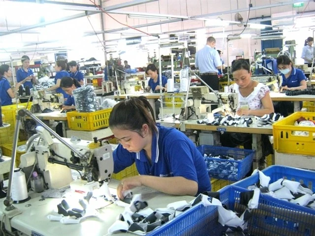 Workers make sports gloves at the factory of Tri-Viet International Company Ltd, located in Tra Noc 2 Industrial Zone in Can Tho. (Photo: baocantho.com.vn)