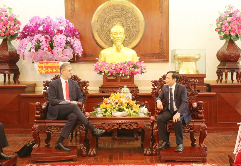 Vice Chairman of the Can Tho municipal People's Committee Nguyen Ngoc He (right) meets with French Ambassador Olivier Brochet on January 23. (Photo: VNA)