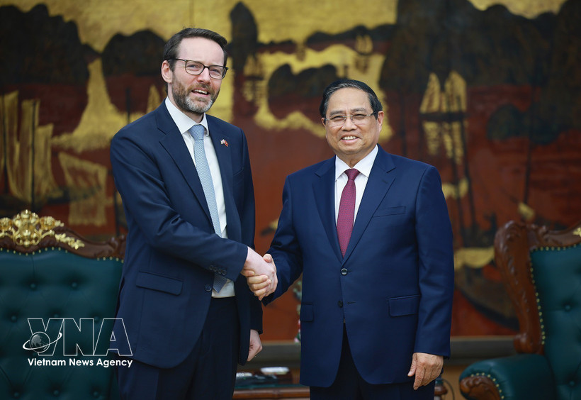 Prime Minister Pham Minh Chinh receives UK Ambassador to Vietnam Iain Frew in Hanoi on April 6. (Photo: VNA)