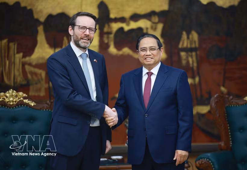 Prime Minister Pham Minh Chinh receives UK Ambassador to Vietnam Iain Frew in Hanoi on April 6. (Photo: VNA)