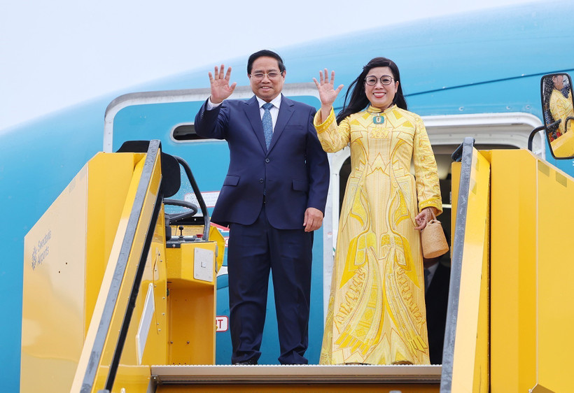 PM Pham Minh Chinh and his spouse arrive at Stockholm Arlanda Airport on June 11 evening. (Photo: VNA)