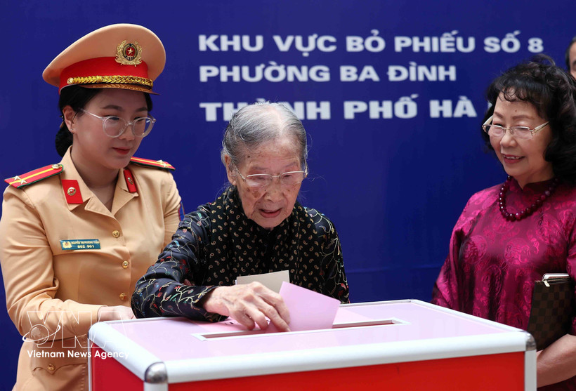 Doan Thi Thuan, a 101-year-old voter, casts her ballot at Polling Station No. 8 in Ba Dinh ward, Hanoi, on March 15. (Photo: VNA)