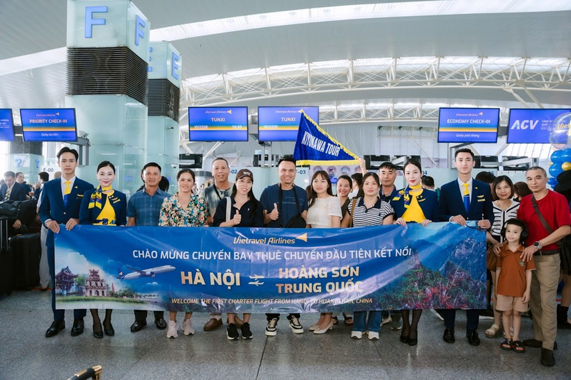 Passengers boarding the Vietravel Airlines flight connecting Hanoi and Huangshan (Photo: VNA)