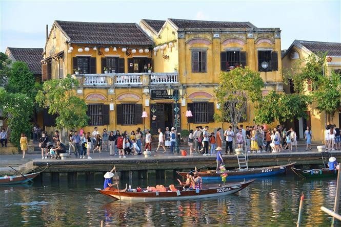 Hoi An Ancient Town draws large crowds of tourists. (Photo: VNA)