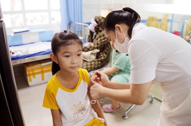 A child gets vaccinated against measles at the Centre for Disease Control in Ninh Thuan province. (Photo: VNA)