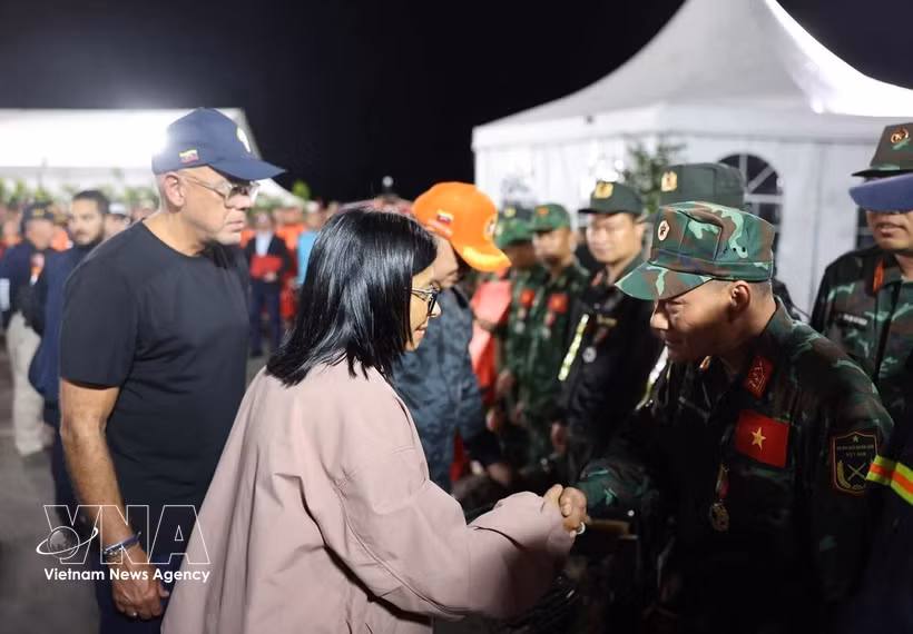 Acting President of Venezuela Delcy Rodriguez extends her regards to the Vietnamese rescue team at the ceremony in La Guaira state on July 3, 2026. (Photo: VNA)