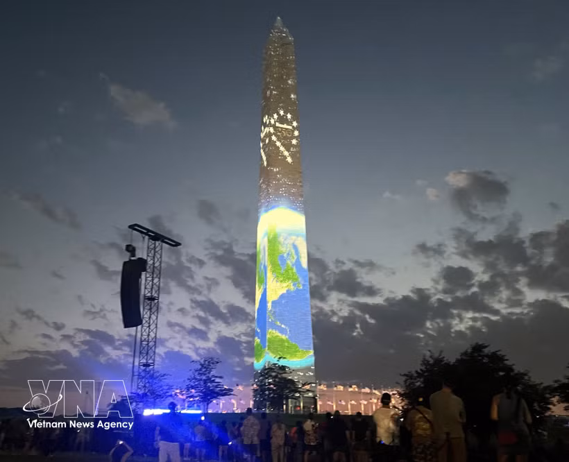 The "Freedom 250" symbol, along with an image of the Earth, is projected onto the Washington Monument as part of a series of events leading up to the 250th anniversary of the Independence Day of the US. (Photo: VNA)