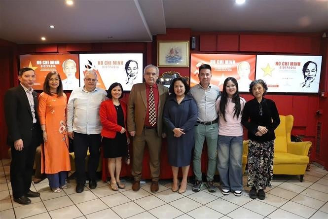Vietnamese Ambassador Pham Thi Thu Huong (fourth from right) and other participants in the screening of a documentary about President Ho Chi Minh on May 19 (Photo: VNA)