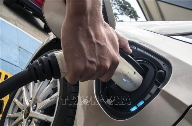 Indonesia is pushing for regulations for EV factories to shift from lithium-based to nickel-based batteries. (Illustrative photo: AFP/VNA)