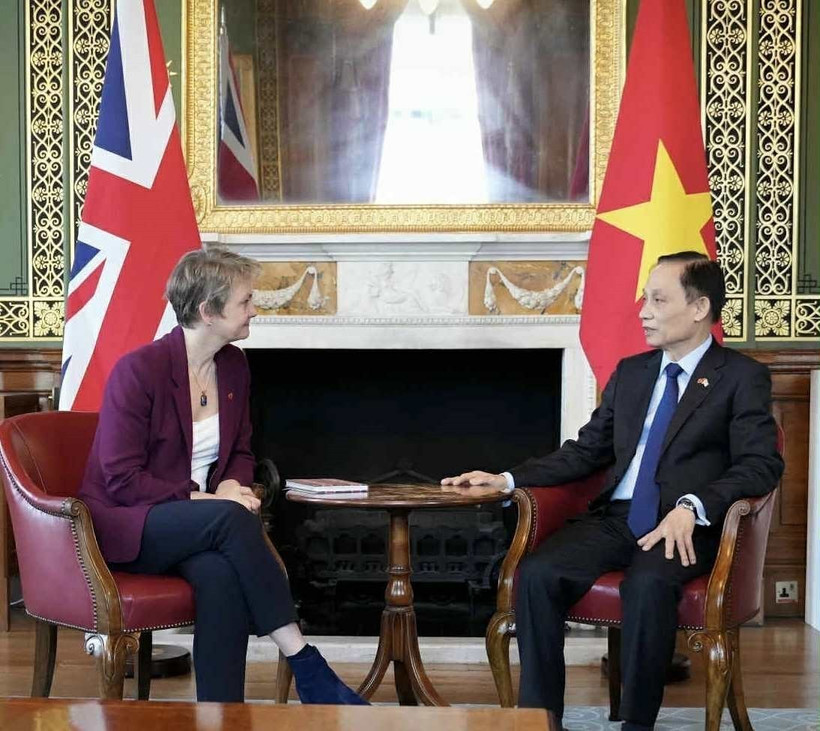 Vietnamese Minister of Foreign Affairs Le Hoai Trung (right) and British Secretary of State for Foreign, Commonwealth and Development Affairs Yvette Cooper at their meeting in London on October 30, 2025. (Photo published by VNA)