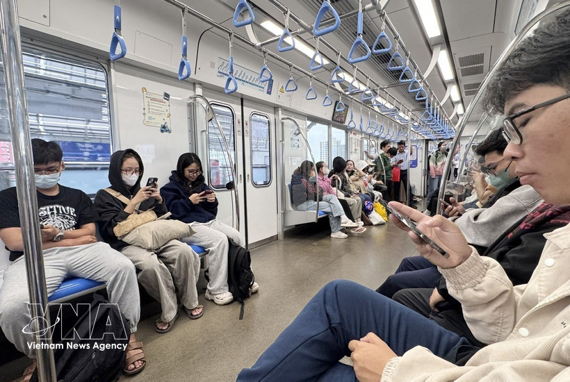 Passengers on the Ben Thanh – Suoi Tien metro line in Ho Chi Minh City (Photo: VNA)