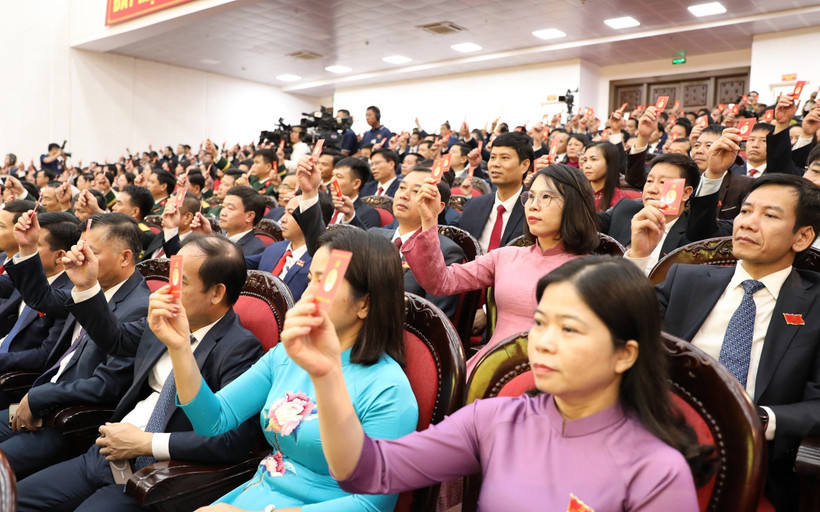 Delegates vote on the resolution of the first Party Congress of Ninh Binh on October 1. (Photo: VNA)