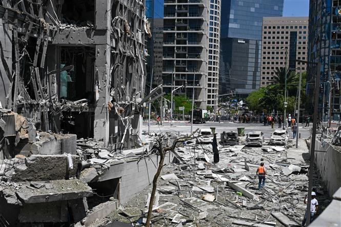 Buildings damaged in a missile attack in Ramat Gan city of Israel (Photo: Xinhua/VNA)