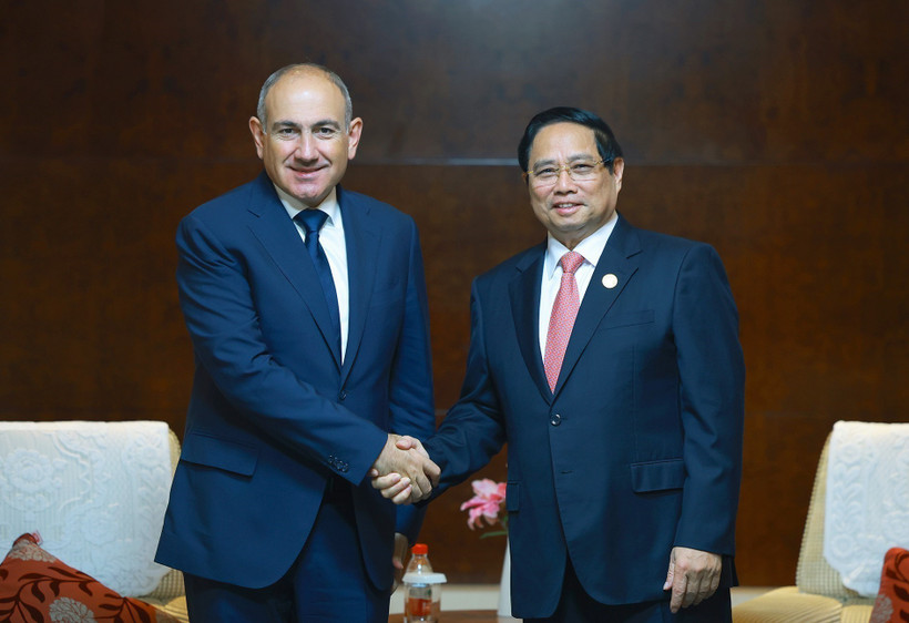 Prime Minister Pham Minh Chinh (R) meets with his Armenian counterpart Nikol Pashinyan on September 1, on the sidelines of the Shanghai Cooperation Organisation (SCO) Summit in Tianjin, China. (Photo: VNA)