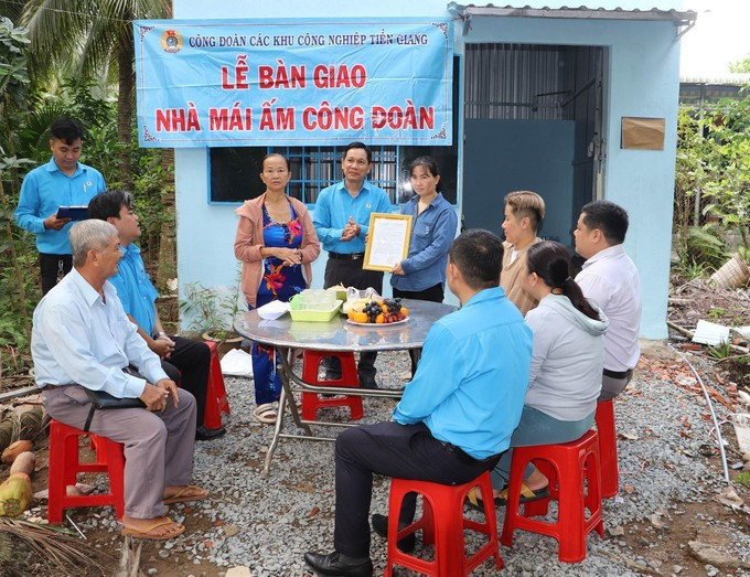 The Labour Federation of Tien Giang province symbolically hand over a new house to a disadvantage worker in Trung An commune of My Tho city. (Photo: VNA)