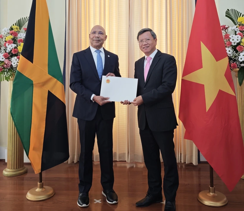 Vietnamese Ambassador to Cuba and Jamaica Le Quang Long (R) presents his credentials to Governor-General of Jamaica Patrick Allen on March 11. (Photo: VNA)