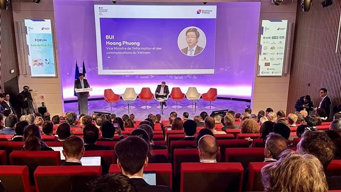 Deputy Minister of Information and Communications Bui Hoang Phuong speaks at the Southeast Asia Business Forum, organised by the French Ministry of Foreign Trade on February 12. (Photo: VNA)