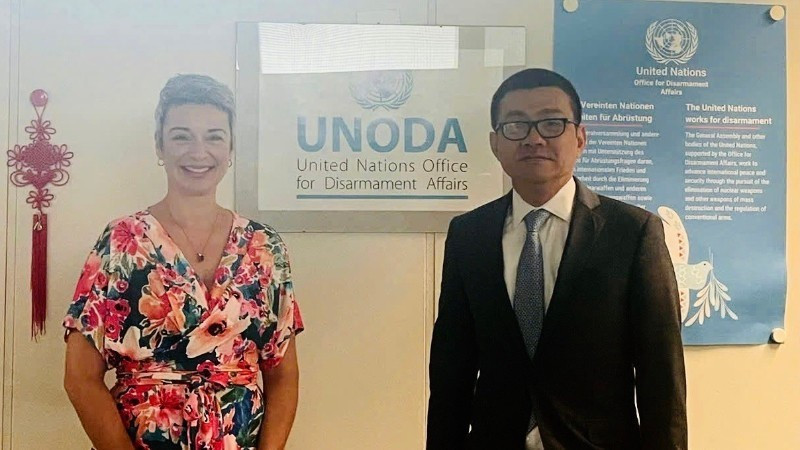 Vietnamese Ambassador Vu Le Thai Hoang (right) and Chief of the UN Office for Disarmament Affairs (UNODA) at Vienna Rebecca Jovin (Photo: Nhan dan Newspaper)
