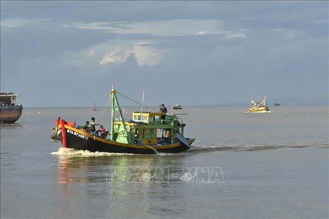 A fishing boat returns to the Phan Thiet fishery port in Binh Thuan province. (Illustrative photo: VNA)