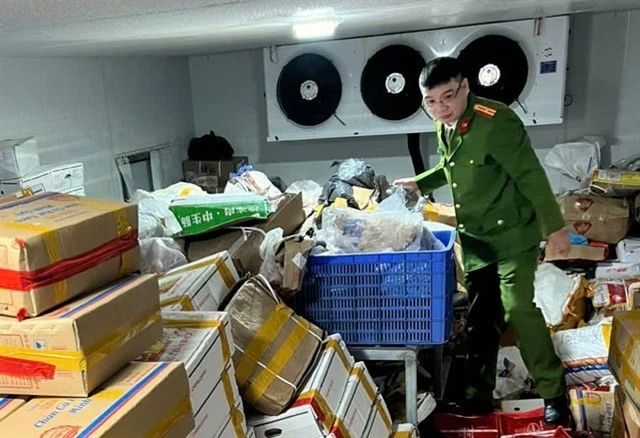 The police conduct an unscheduled inspection at a frozen food processing and trading facility in the outskirts of Hanoi. (Photo: VNA)