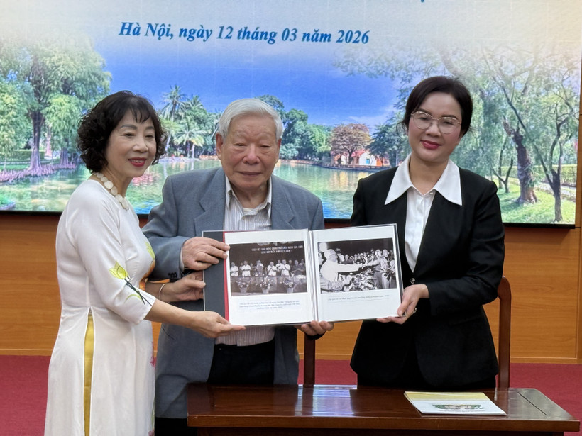 A representative of the family of Trinh Hai presents photos to the President Ho Chi Minh Relic Site on March 12. (Photo: VNA)