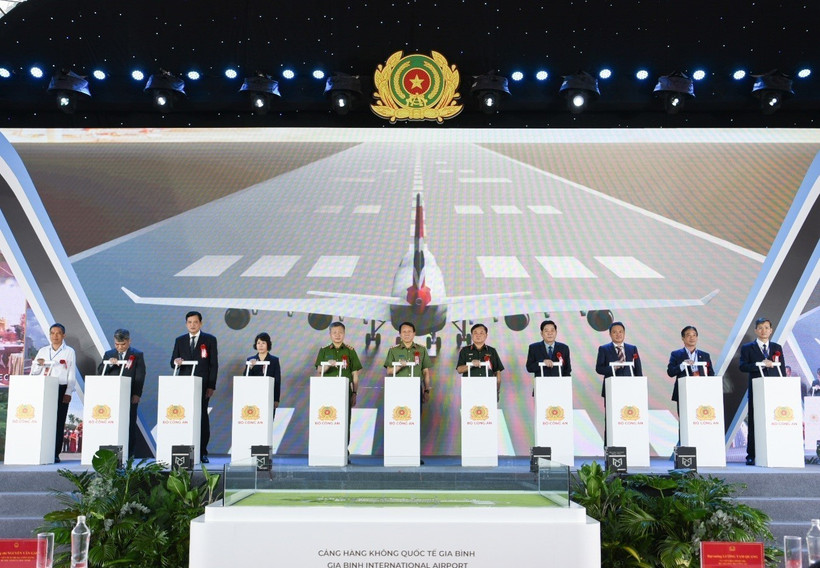 Officials launch work on the Gia Binh International Airport project on August 19. (Photo: VNA)