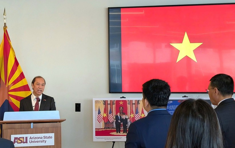 Vietnamese Ambassador to the US Nguyen Quoc Dung addresses the exhibition. (Photo: VNA)