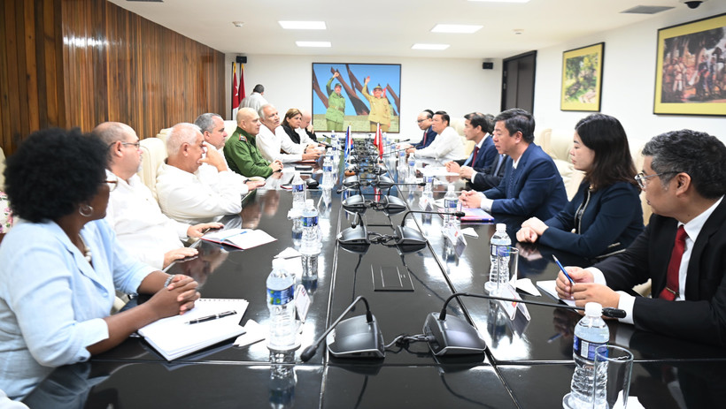 The meeting between the delegation from the Scientific Council of the Communist Party of Vietnam commissions and Roberto Morales Ojeda, Politburo member, Permanent Member of the Secretariat of the Communist Party of Cuba Central Committee, and head of its Organisation Commission (Photo: VNA)
