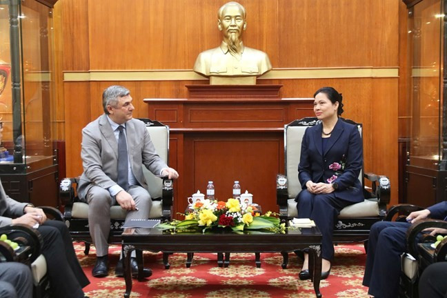 Ha Thi Nga (right), Vice President and General Secretary of the Vietnam Fatherland Front, meets with V.G. Kalganov, Deputy Chairman of the External Relations Committee of Saint Petersburg, in Hanoi on March 12. (Photo: mattran.org.vn)