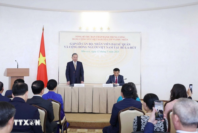 Party General Secretary To Lam speaks at the meeting with staff of the Vietnamese Embassy and representatives of the Vietnamese community in Belarus on May 12. (Photo: VNA)