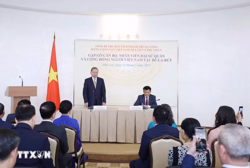 Party General Secretary To Lam speaks at the meeting with staff of the Vietnamese Embassy and representatives of the Vietnamese community in Belarus on May 12. (Photo: VNA)