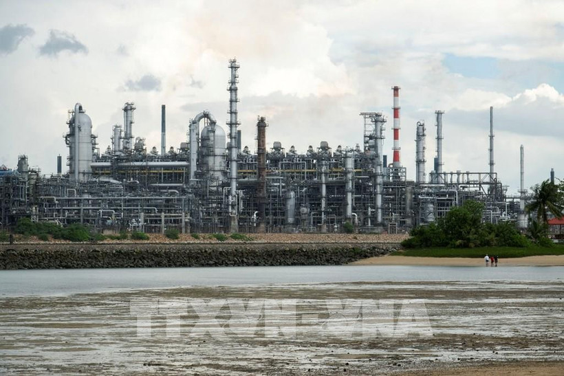 An oil refinery on Pulau Bukom Island of Singapore (Photo: Xinhua/VNA)