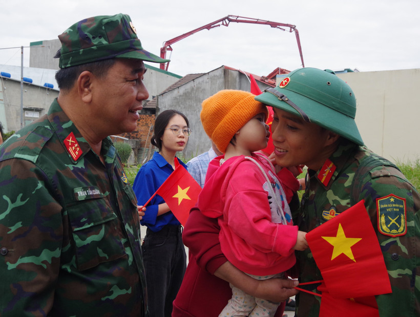 Soldiers bid farewell to residents in Suoi Dau commune, Khanh Hoa province, after fulfilling their tasks in the Quang Trung Campaign. (Photo: VNA)