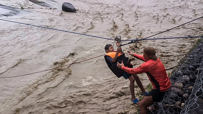 A resident in Ilocos Sur province of the Philippines is evacuated when Typhoon Ragasa hits the country's northern region on September 22, 2025. (Photo: Xinhua/VNA)